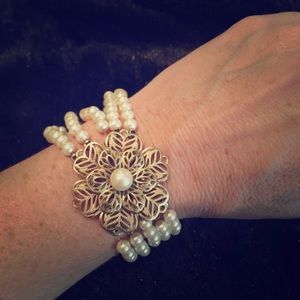 Pearl bracelet w/gold flower elegant piece